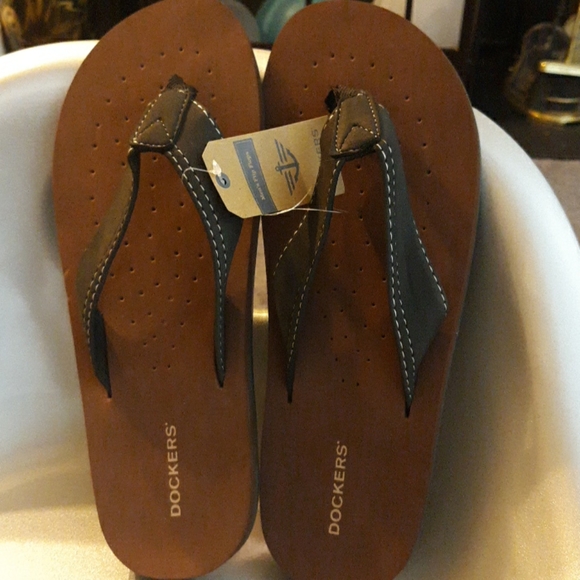 NWT Dockers flip flops - Picture 2 of 4